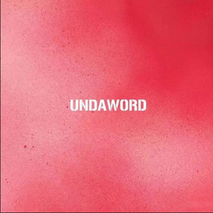 亲嘴脱内衣扒胸摸下奶
